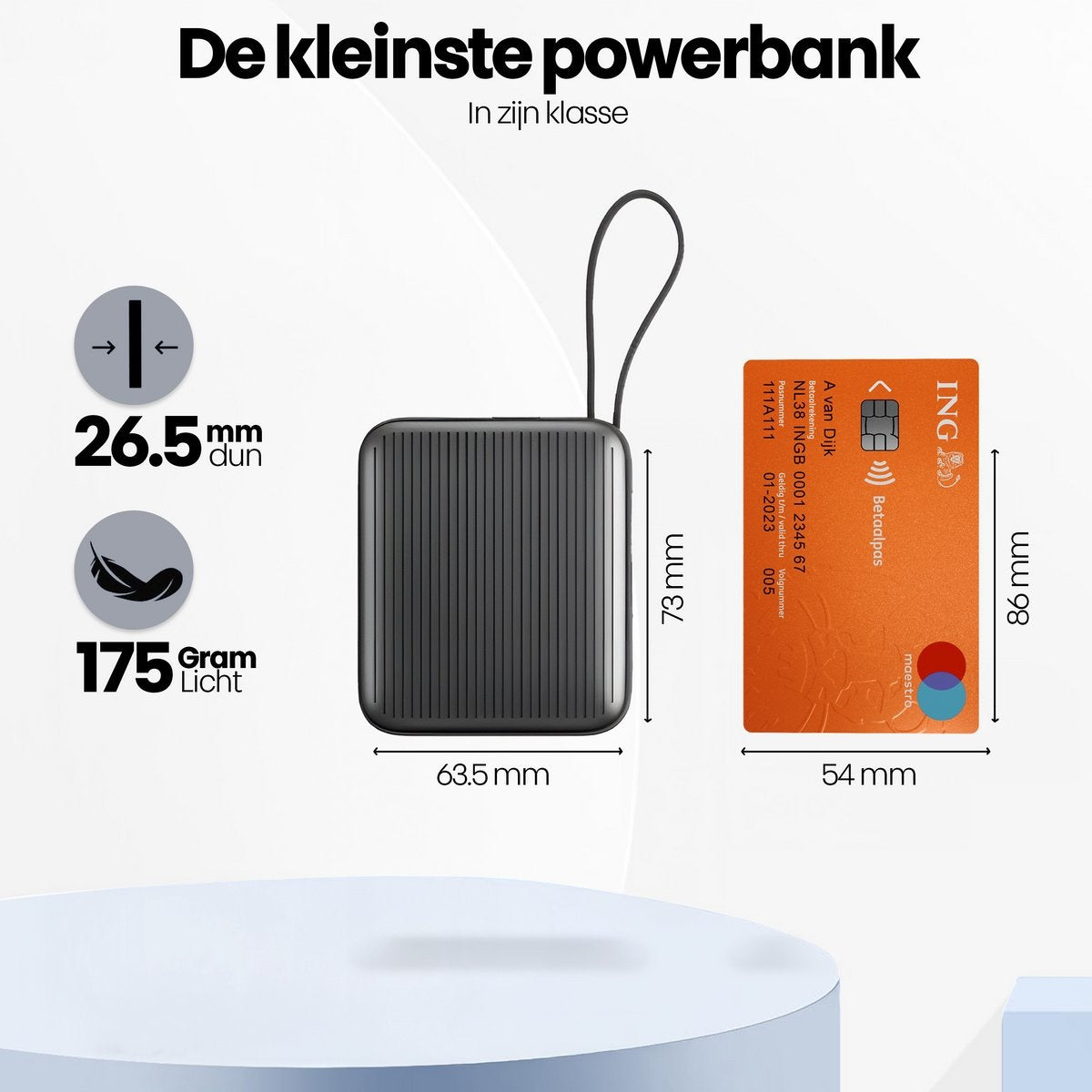 Een oranje ING-kaart naast een kleine, donkergrijze powerbank. Afmetingen worden weergegeven, inclusief dikte en gewicht.