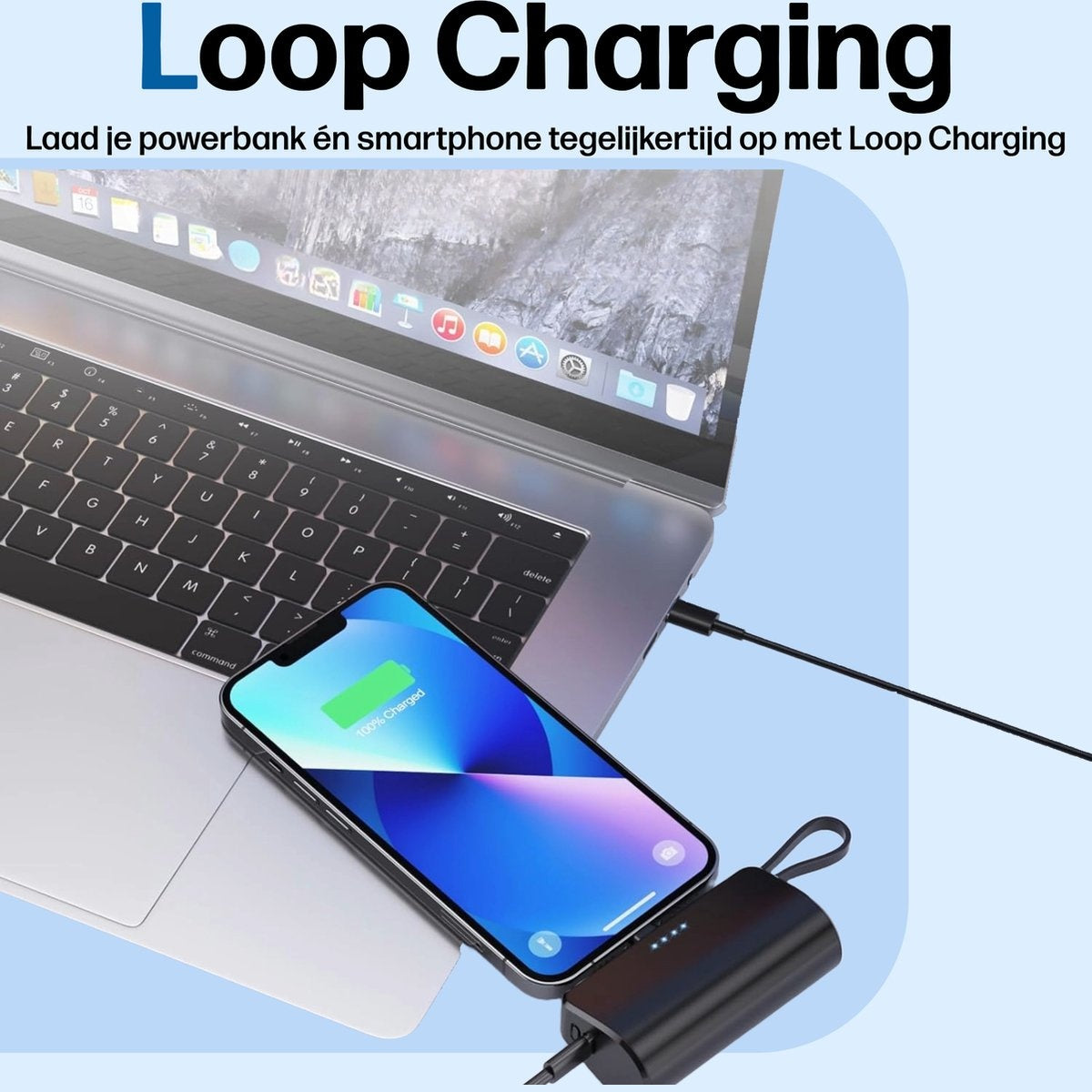 Een telefoon en een powerbank laden op een laptop. De telefoon geeft 100% opgeladen aan. De powerbank is zwart.