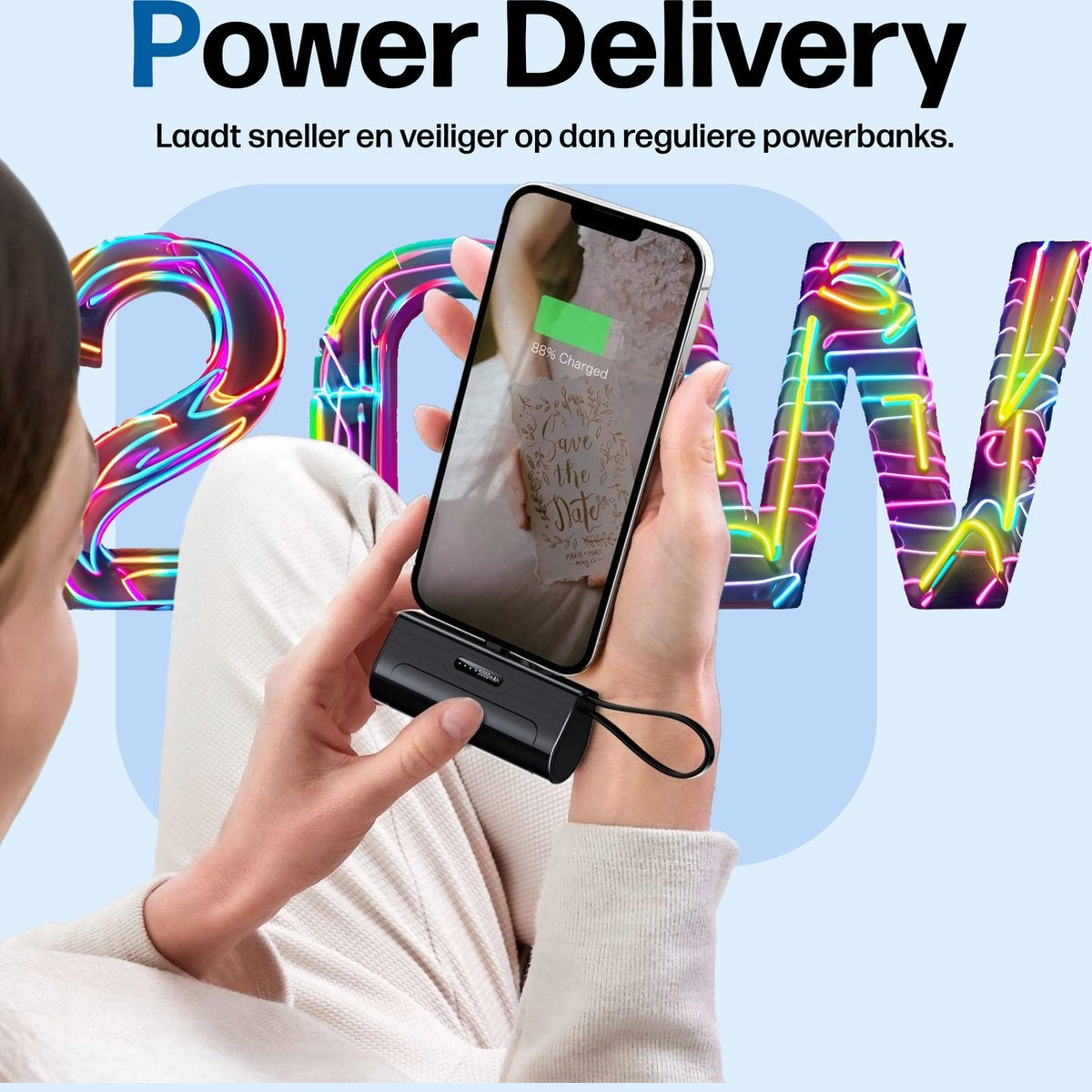 Een persoon houdt een telefoon vast die aan het opladen is. De telefoon toont een huwelijksuitnodiging. De oplader is aangesloten op de telefoon.