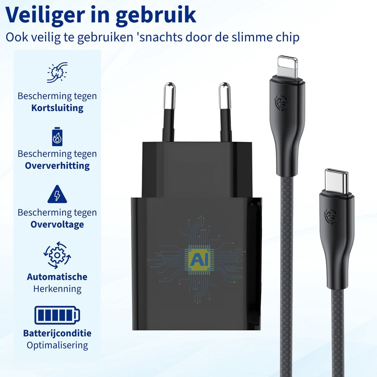 Een zwarte oplader met twee stekkers, een USB-C-kabel en een Lightning-kabel. Tekst geeft veiligheidskenmerken.