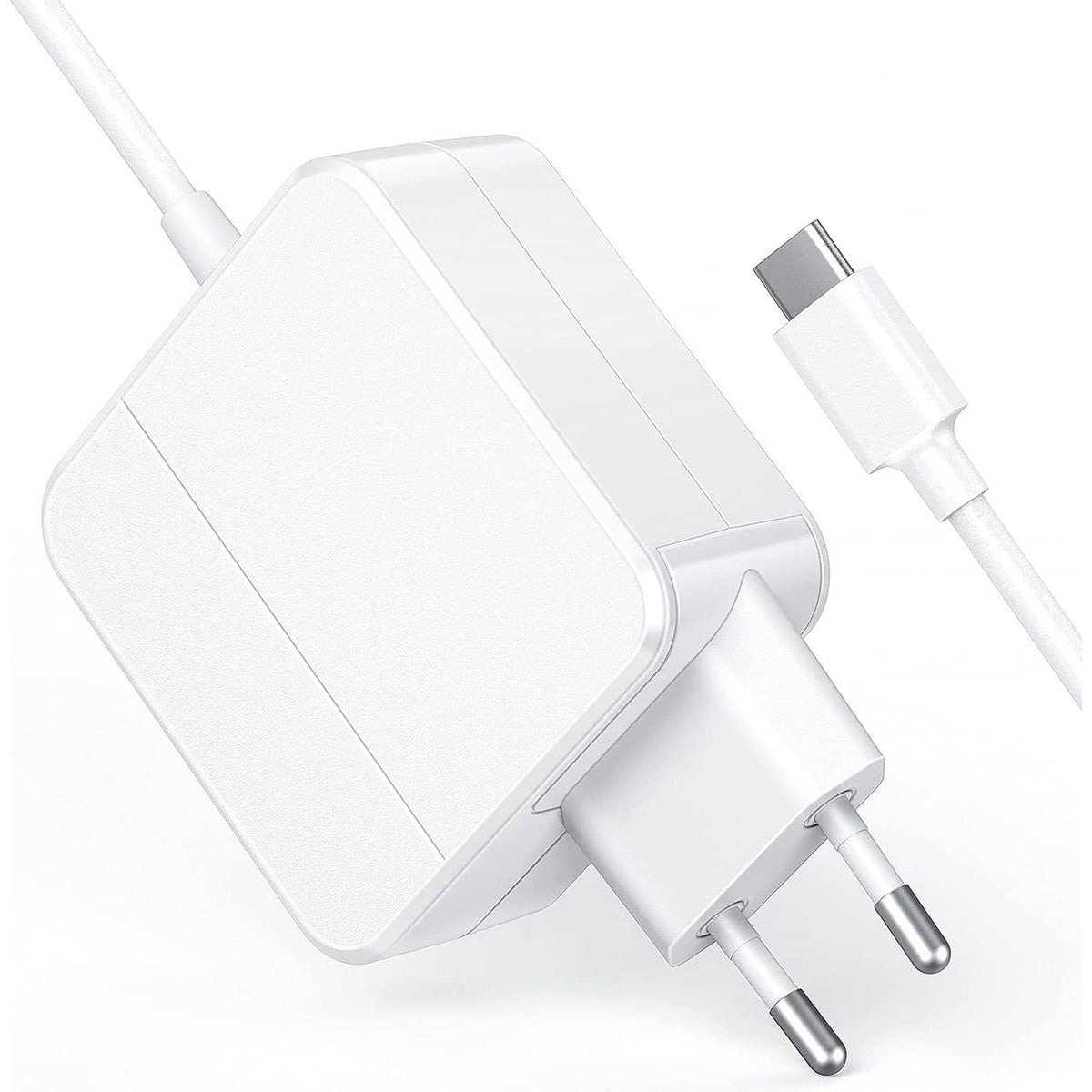 Een witte oplader met aangesloten kabel en stekker. Een USB-C-connector is zichtbaar. De oplader staat op een witte achtergrond.