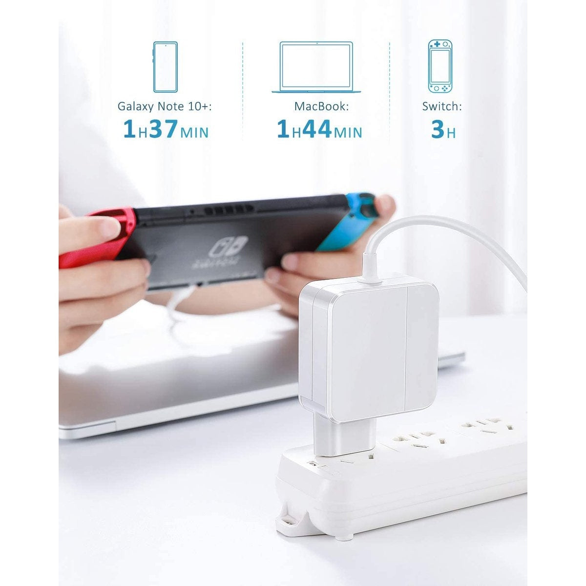 Een witte oplader is aangesloten op een stekkerdoos. Een persoon houdt een Switch vast. Grafieken tonen oplaadtijden voor een telefoon, laptop en Switch.