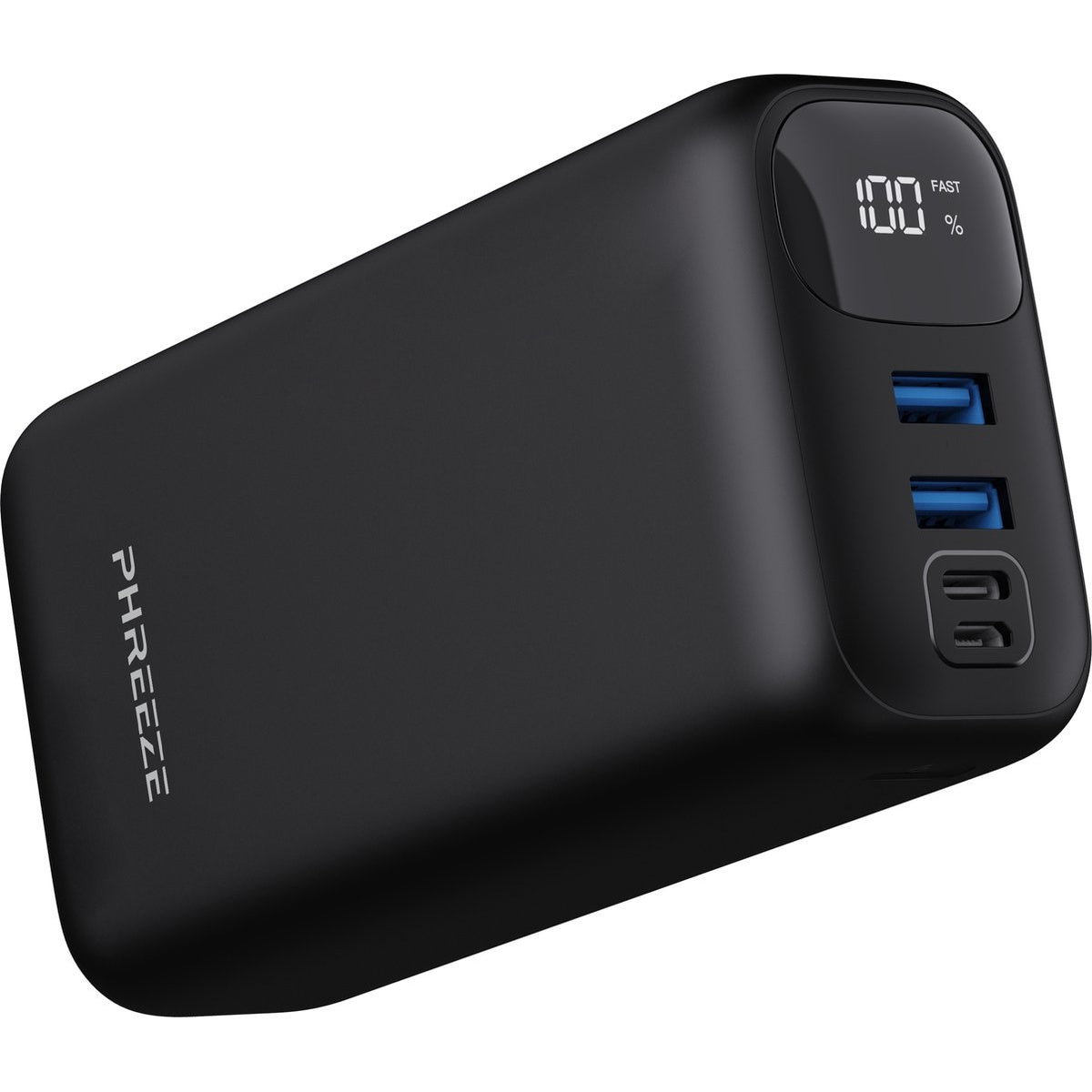 Zwarte Phreeze powerbank, met digitaal display dat 100% lading toont. Beschikt over USB-poorten en een aan/uit-knop.