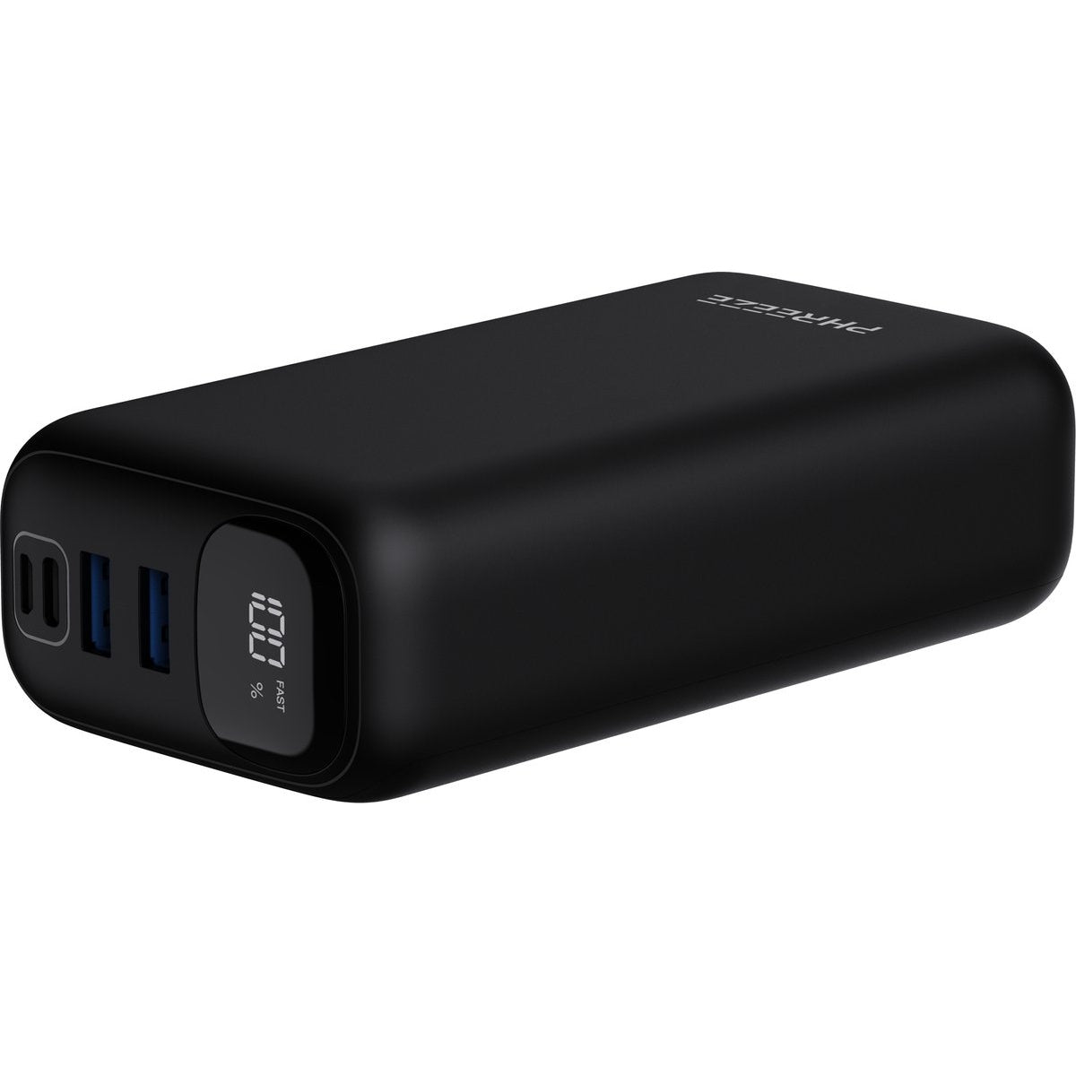 Een zwarte powerbank met drie poorten en een digitaal display met 100% en FAST. De merknaam is 'PHREEZE'.