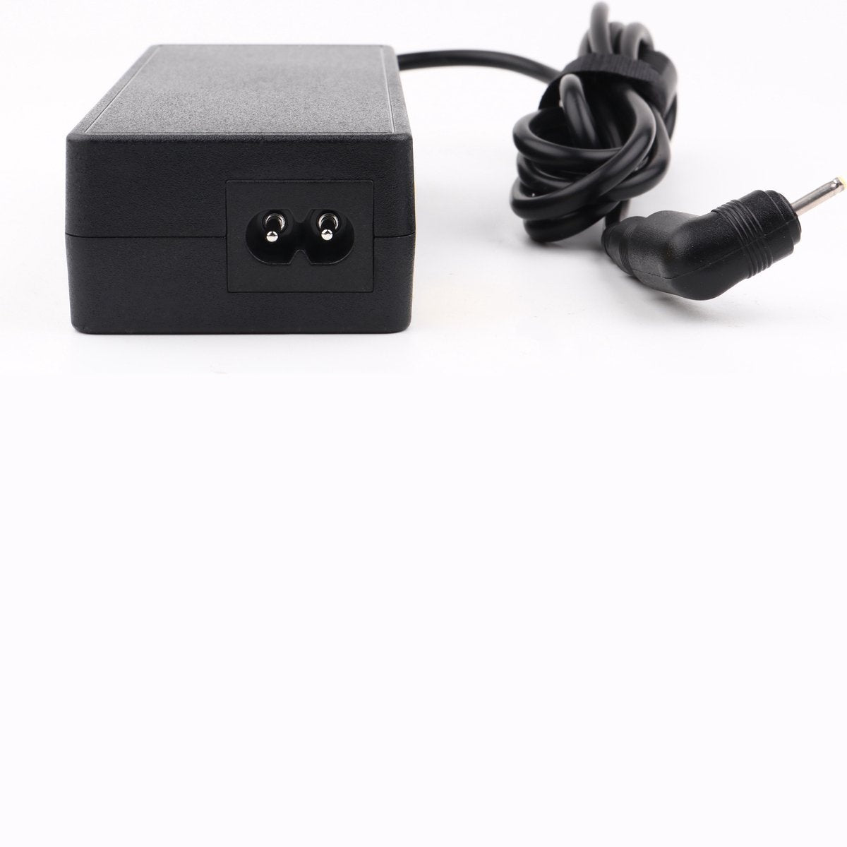 Een zwarte laptopadapter met stroomkabel en stekker op een witte ondergrond. De adapter heeft twee ronde gaten.