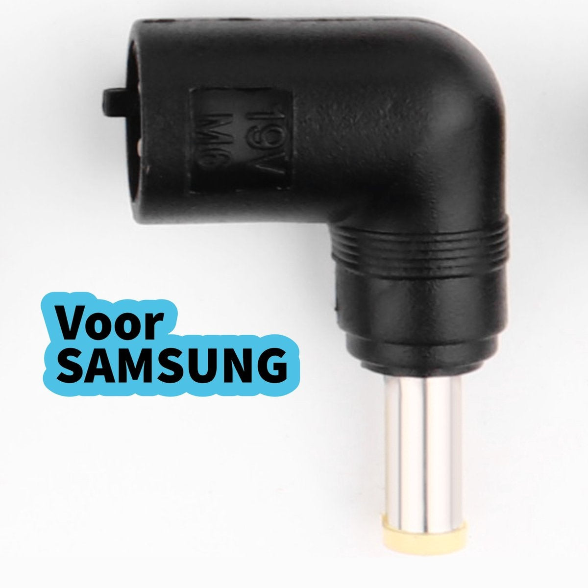Zwarte Samsung voedingsadapter met zilveren pin. Tekst: Voor Samsung, 19V M6.