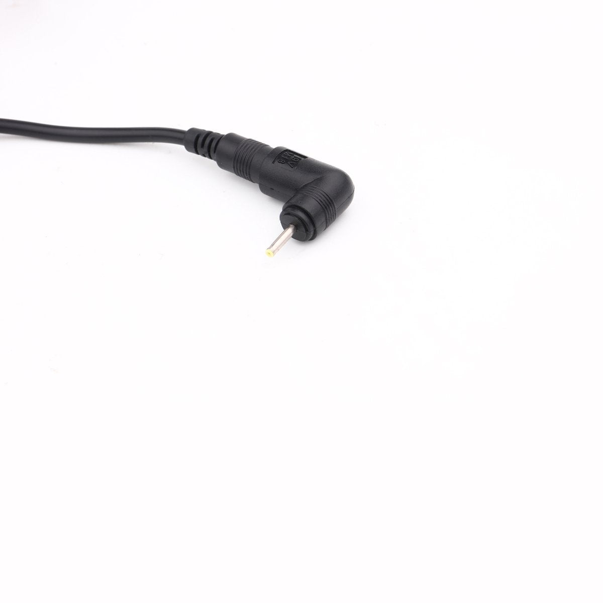 Een zwarte voedingsadapter met gele punt op een witte achtergrond. De kabel buigt naar links.