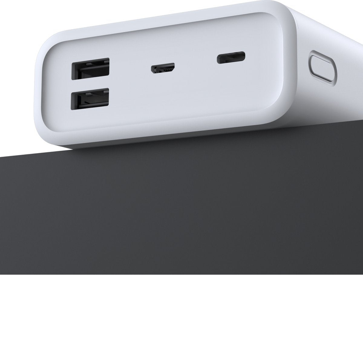 Een witte powerbank met meerdere poorten, waaronder USB en USB-C, ligt op een donkergrijze ondergrond.