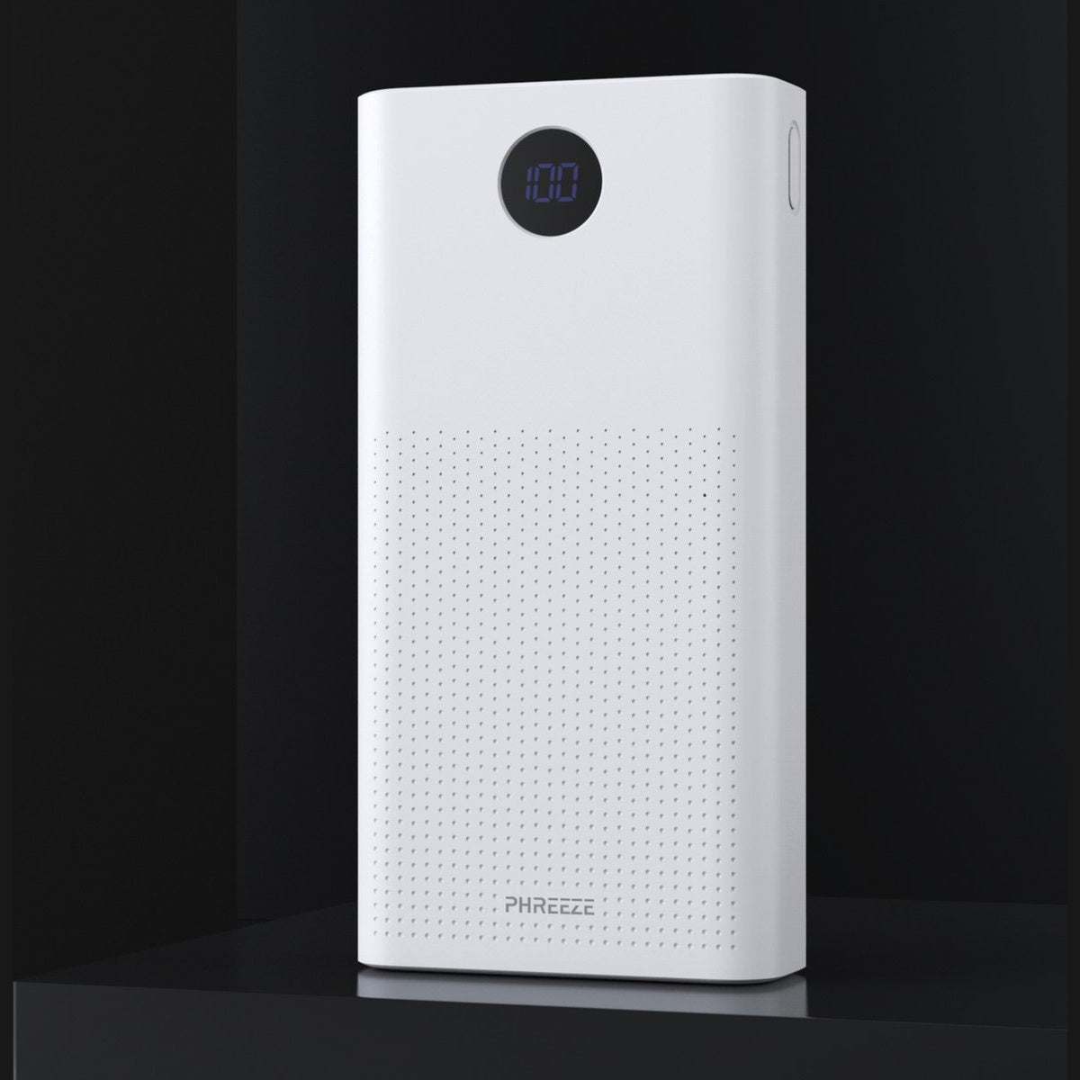 Witte draagbare powerbank met display die 100% weergeeft. Het heeft een gestippeld oppervlak en de merknaam 'PHREEZE'.