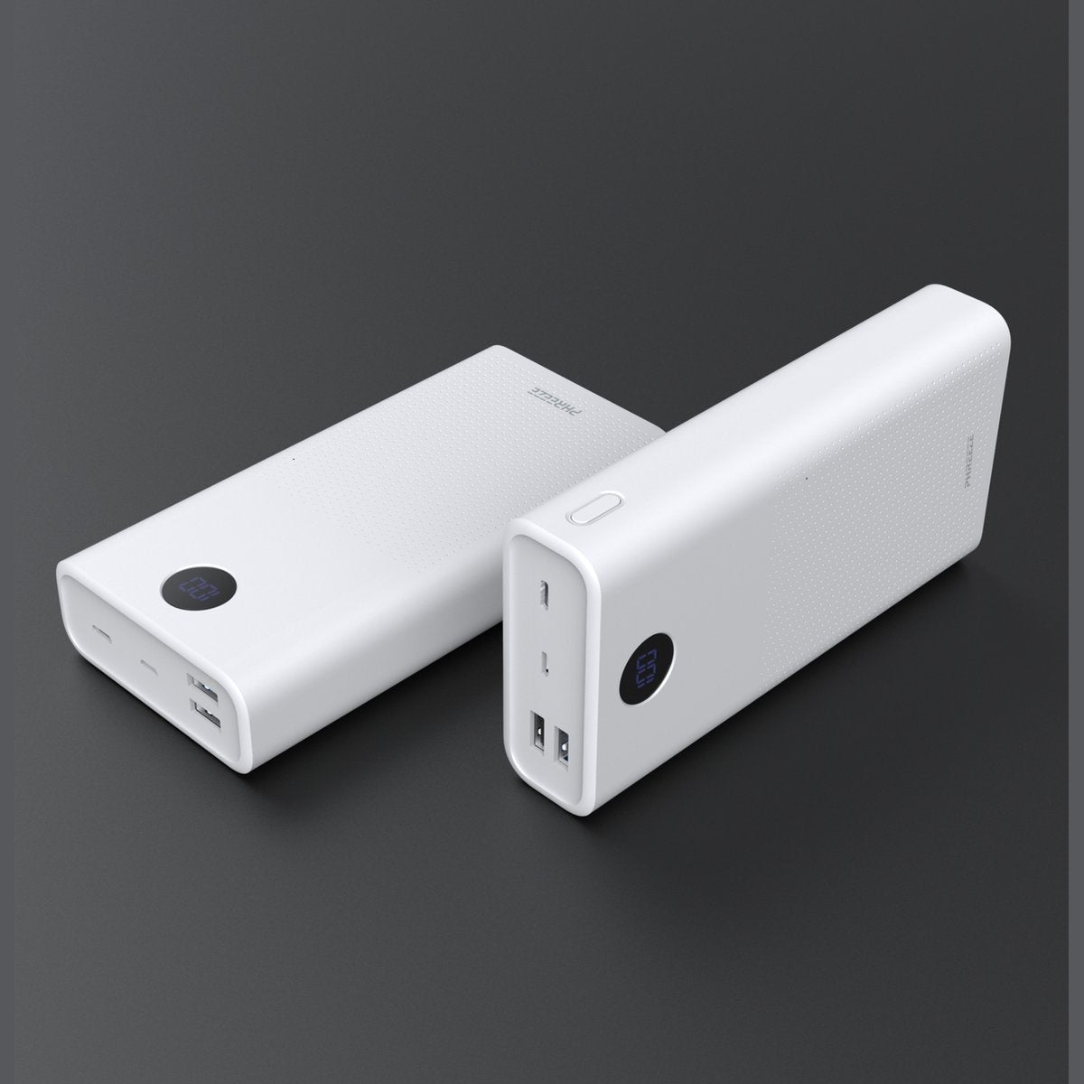 Twee witte powerbanks op een grijze ondergrond. Beide hebben digitale displays. Eén toont 100%, de andere 65%. Beide hebben poorten.