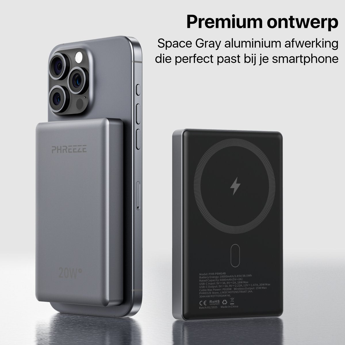 Een zilveren smartphone met een grijze powerbank eraan en een aparte zwarte powerbank. Tekst op de apparaten en eromheen.