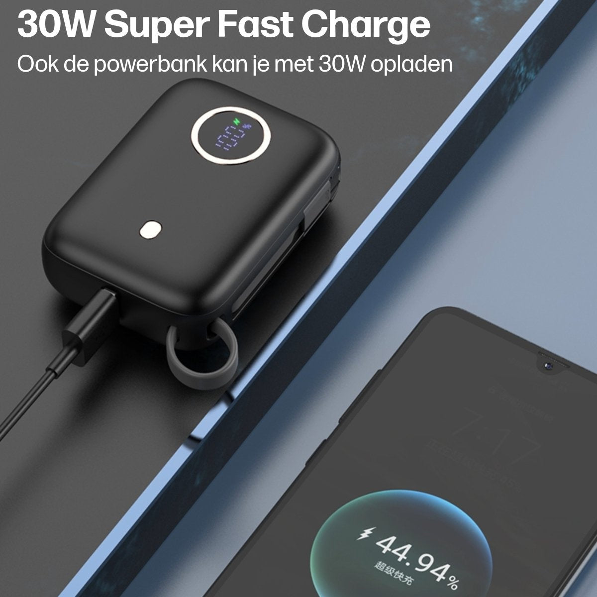 Zwarte powerbank die een telefoon oplaadt. Het telefoonscherm toont 44,94% lading. Het display van de powerbank toont 100%.
