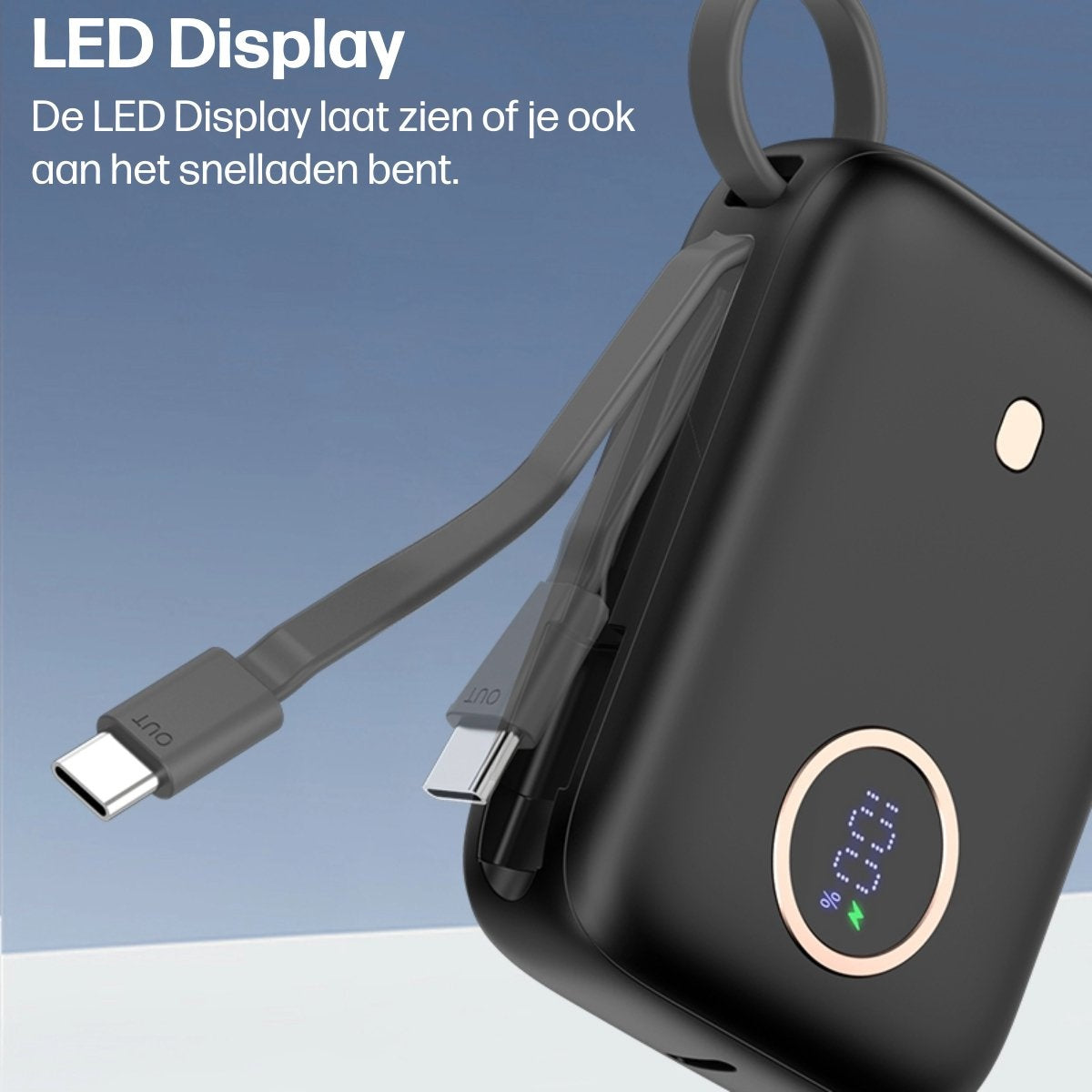 Zwarte powerbank met aangesloten kabels, toont 100% lading. Bovenstaande tekst luidt "LED Display". Kabels aangesloten.