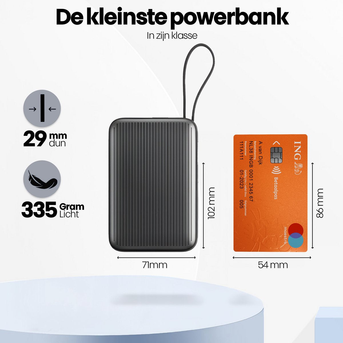 Een kleine powerbank met afmetingen, naast een oranje ING bankpas. Tekst in het Nederlands: 'De kleinste powerbank'.