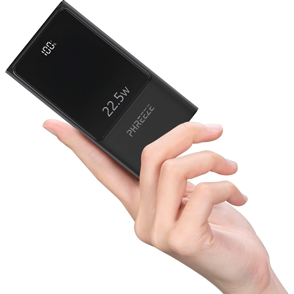 Een zwarte powerbank in een hand. Toont 100% lading, 22,5W en het merk 'PHREEZE'.