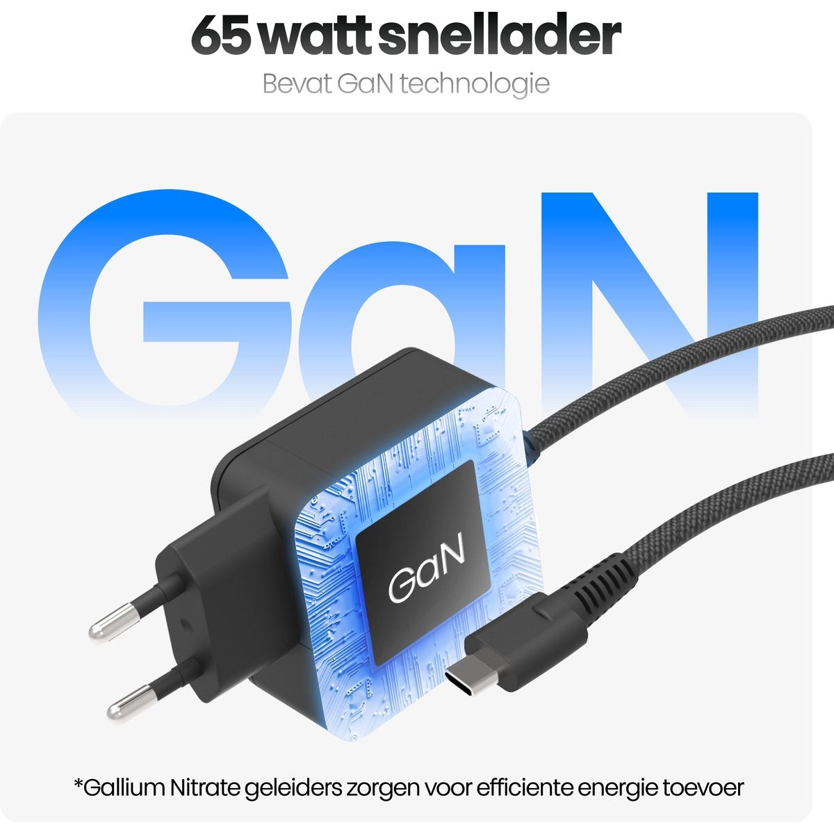 Een zwarte GaN-lader met kabel. Tekst bevat 65 watt snellader, GaN en galliumnitraat voor efficiënte energievoorziening.