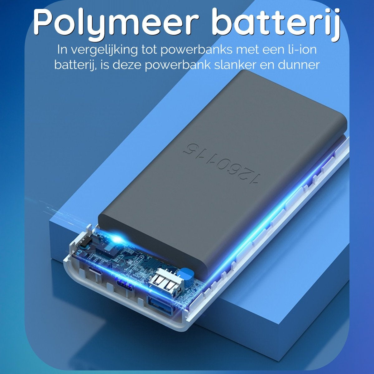 Een gedeeltelijk gedemonteerde powerbank. De grijze bovenkant onthult de interne componenten, inclusief poorten en een printplaat.