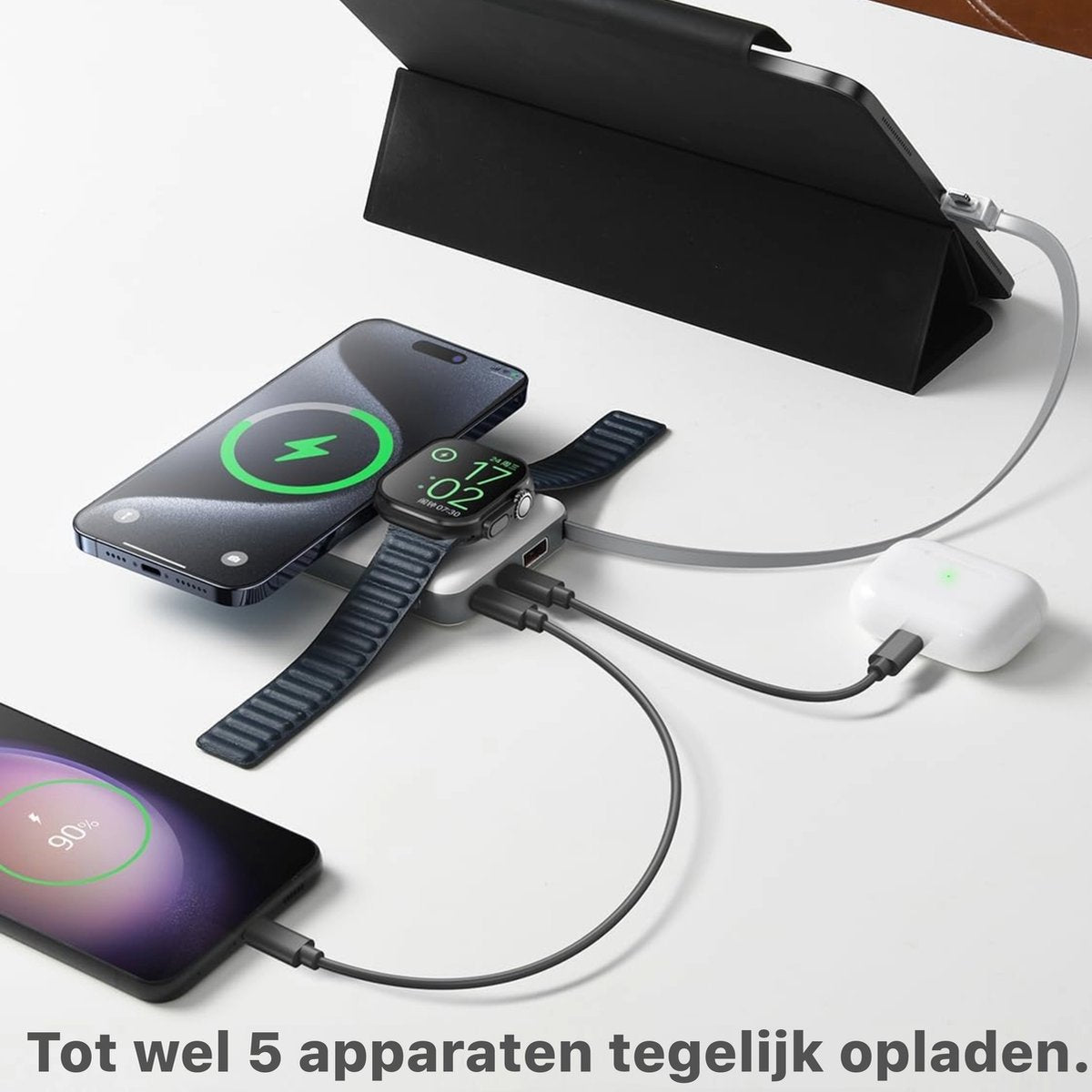 Meerdere apparaten tegelijk opladen: telefoon, horloge, tablet en oortelefoons. De telefoon en het horloge tonen de laadstatus.