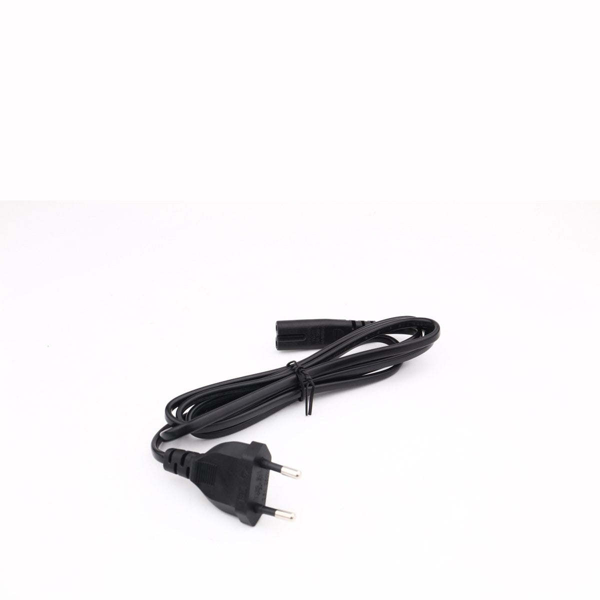 Een zwarte voedingskabel op een witte achtergrond. De kabel heeft een stekker, een stopcontact en een verbindingskabel.