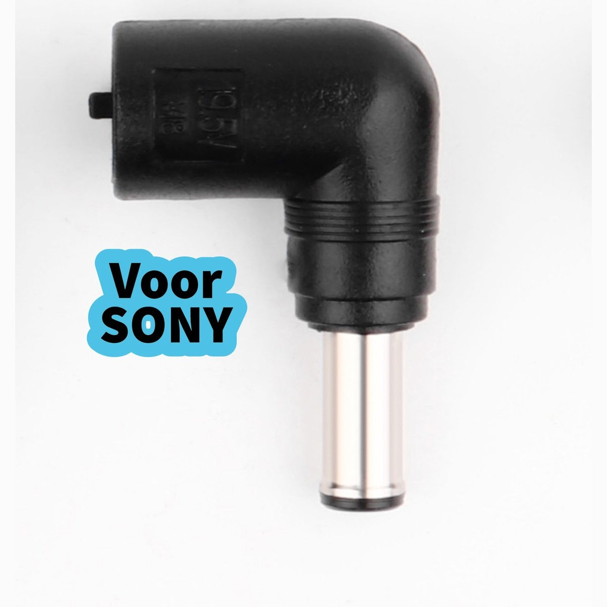 Black 90-degree power adapter for Sony devices, silver tip. Text 'Voor SONY' on a blue bubble.