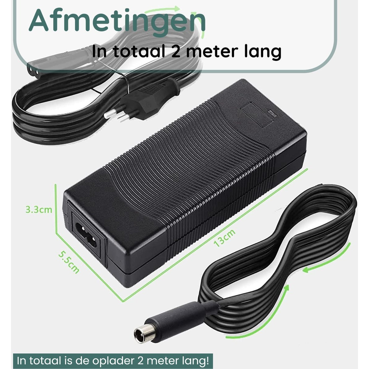 Zwarte oplader met afmetingen. Bevat een stroomkabel en oplaadkabel. De tekst geeft aan dat de oplader 2 meter lang is.