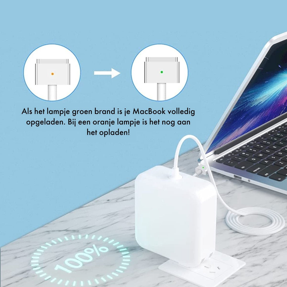 Een MacBook is aangesloten op een witte oplader. Een groen lampje geeft aan dat de laptop volledig is opgeladen. Een oranje lampje betekent dat hij nog aan het opladen is.