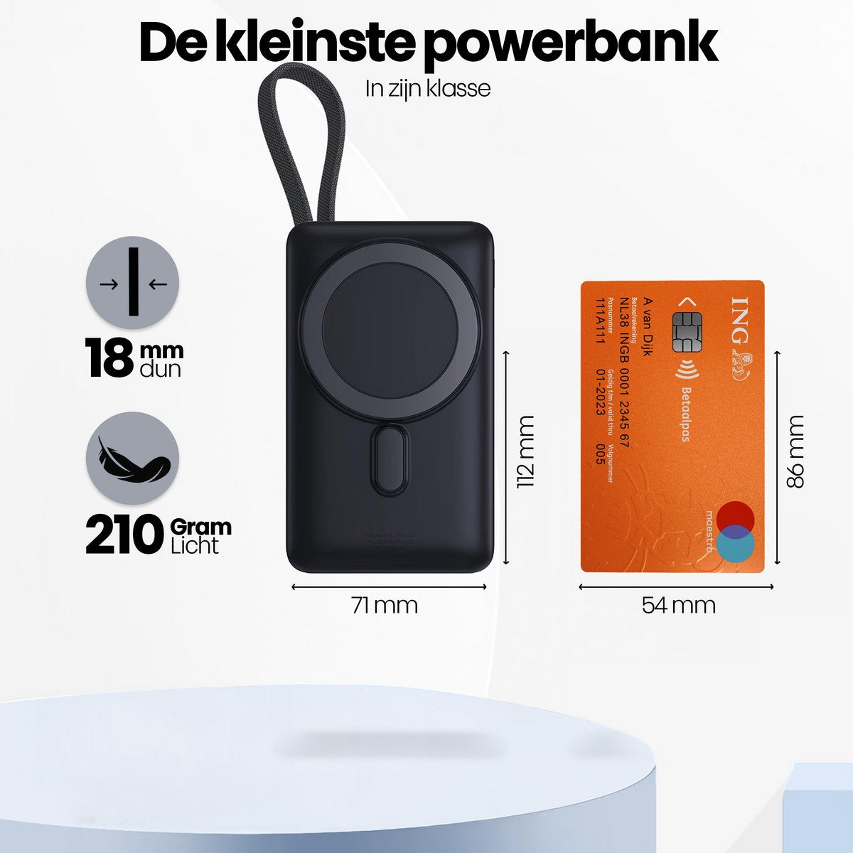 Zwarte powerbank met afmetingen, naast een ING-bankpas. Tekst: 'De kleinste powerbank'. Een veer en een maatvergelijking.