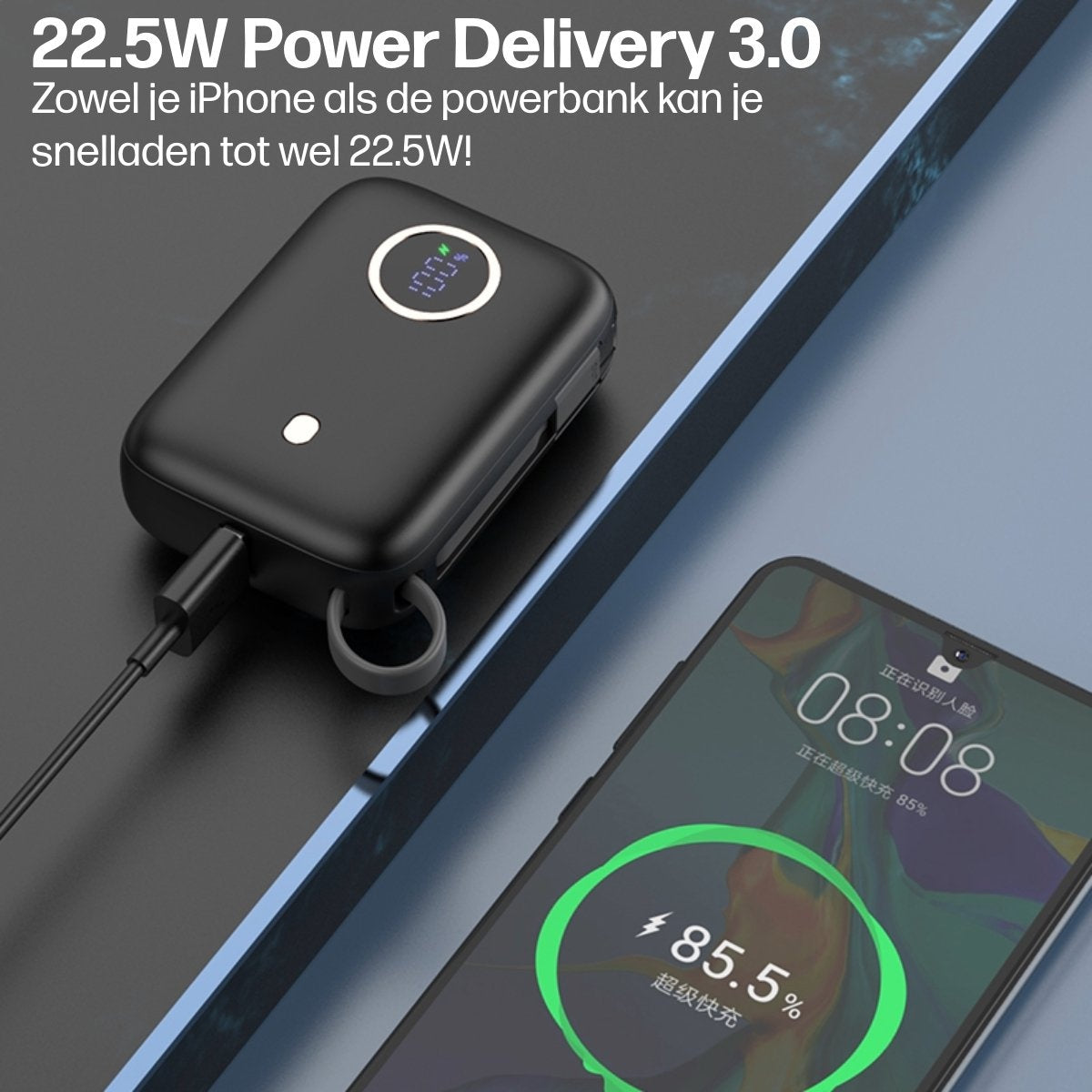 Een zwarte powerbank laadt een telefoon op. De telefoon toont 85,5% opladen, terwijl de powerbank zijn status toont.