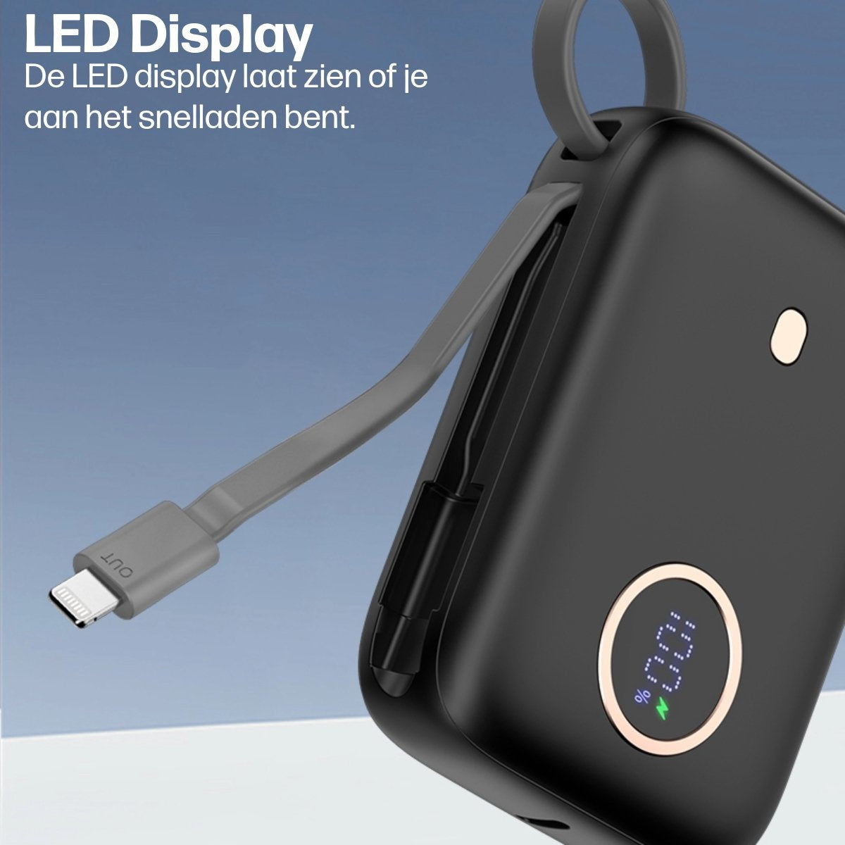 Zwarte powerbank met grijze kabel. Het LED-scherm toont 100% lading. Tekst: 'LED-scherm' en 'snel opladen'.