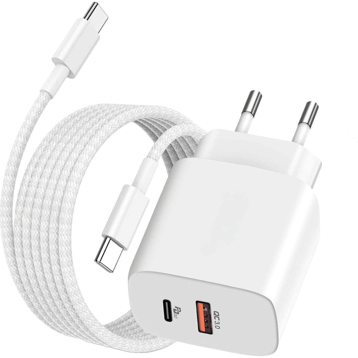 Een witte telefoonlader met een USB-C-kabel en stekker. De oplader heeft twee pinnen en een USB-C-poort. De kabel is gevlochten.