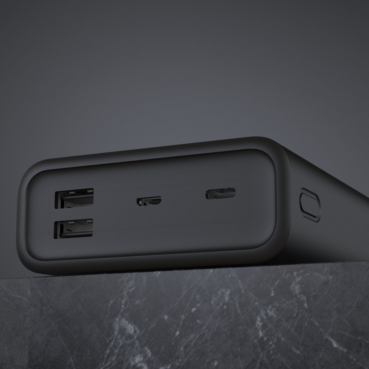 Een zwarte powerbank met meerdere poorten ligt op een marmeren oppervlak. De achtergrond is een donkergrijze gradiënt.