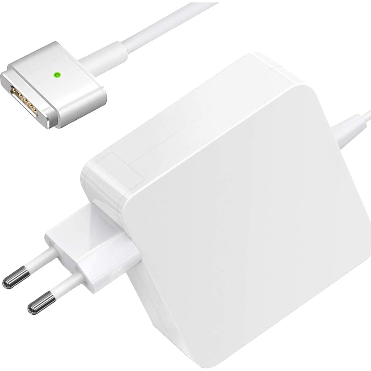 Een witte MacBook-oplader, met magnetische connector en stekker. De connector heeft een groen licht.