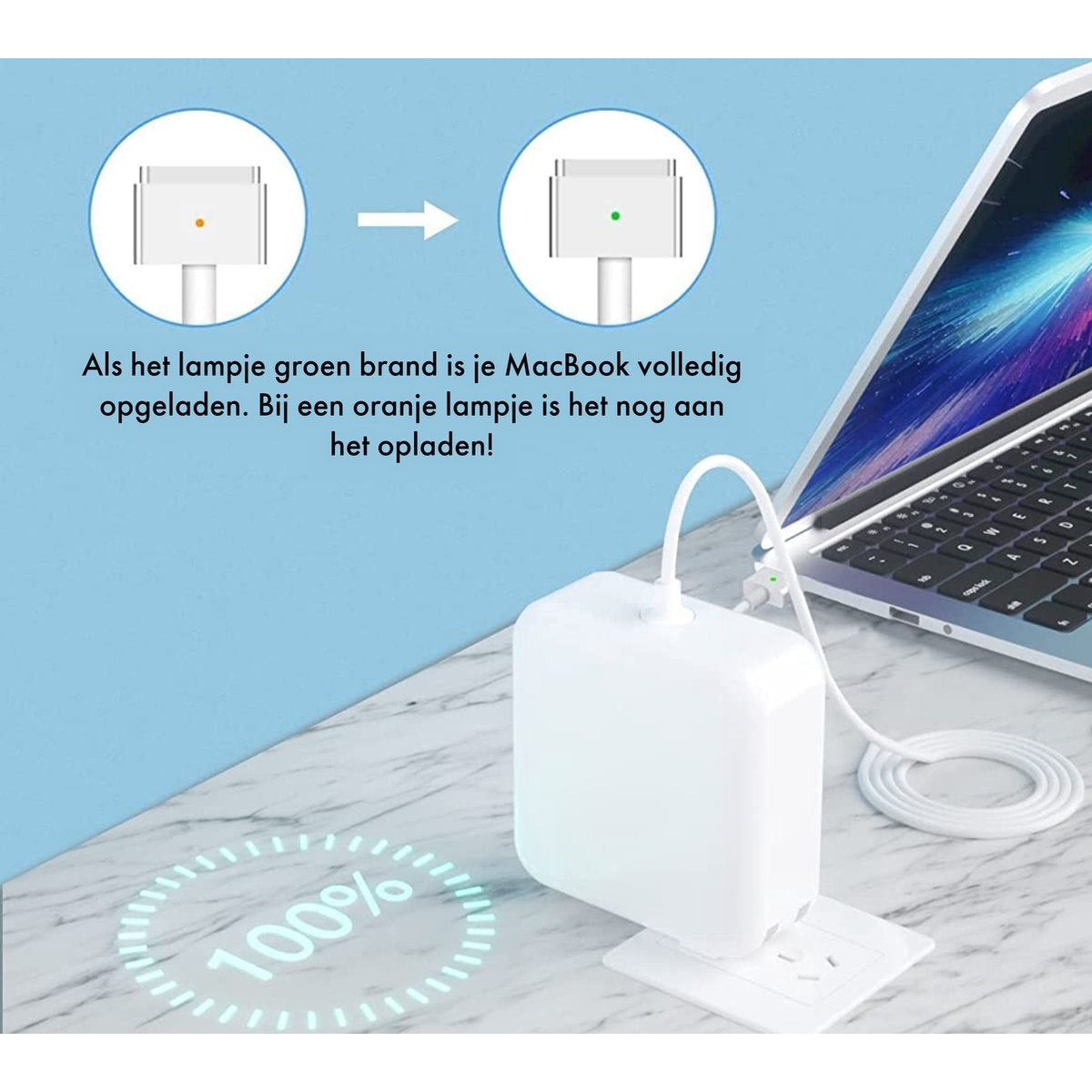 Laptop opladen met een witte oplader. De laptop is aangesloten en toont 100% opgeladen. De oplader heeft een groen lampje.