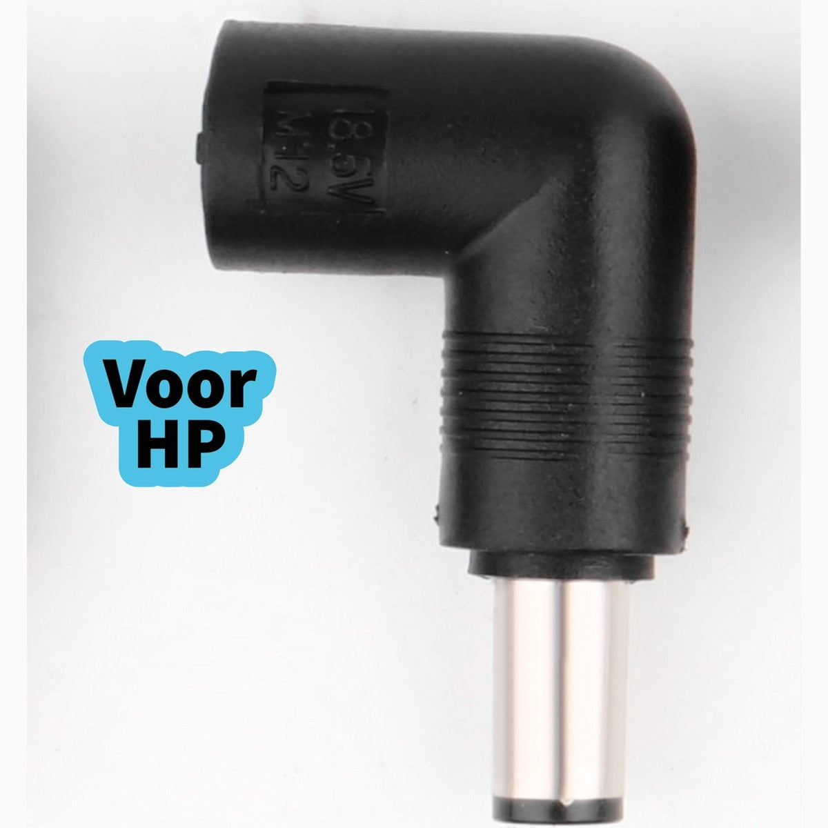 Black, L-shaped power adapter for HP laptops. Has a silver pin. Text 'Voor HP' is on a blue background.