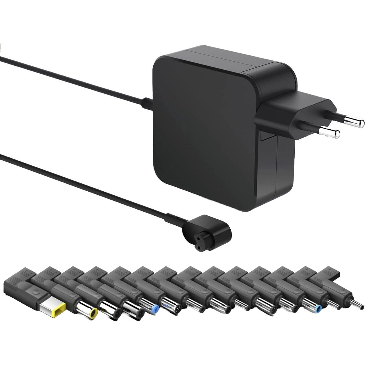 Een zwarte laptoplader met meerdere connectortips. De lader heeft een stekker en een snoer. Verschillende connectortips staan hieronder.