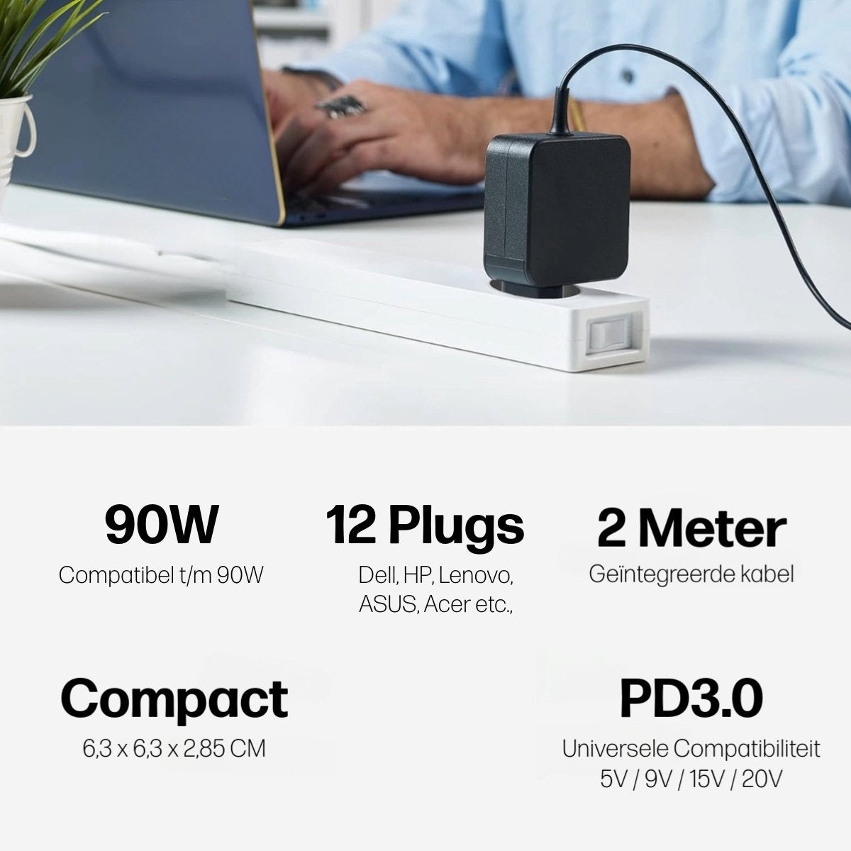 Een zwarte laptoplader aangesloten op een witte stekkerdoos. Een laptop en een persoon op de achtergrond. Tekst: 90W, 12 stekkers, Compact, PD3.0.