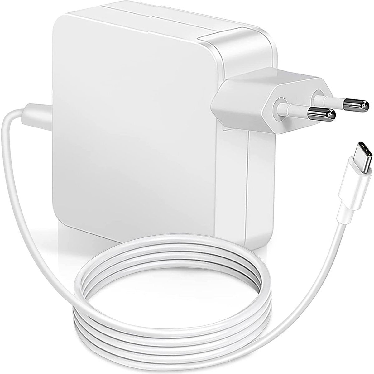 Een witte laptoplader met stekker, een USB-C-kabel en een opgerolde kabel. De lader is rechthoekig.
