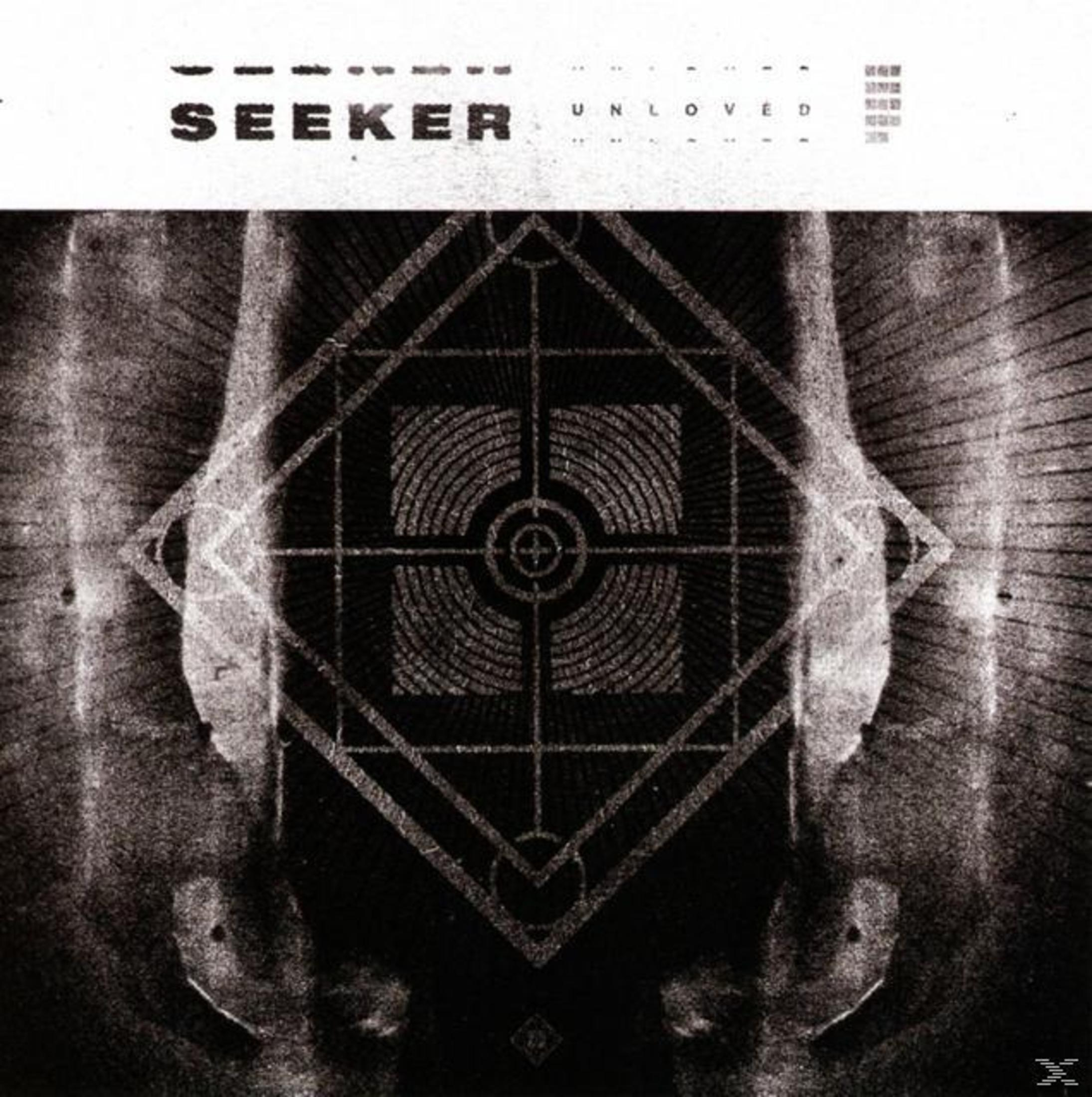 Albumcover met de titel SEEKER. Een diamantachtige structuur domineert het midden. Grijstinten met texturen en abstracte vormen.