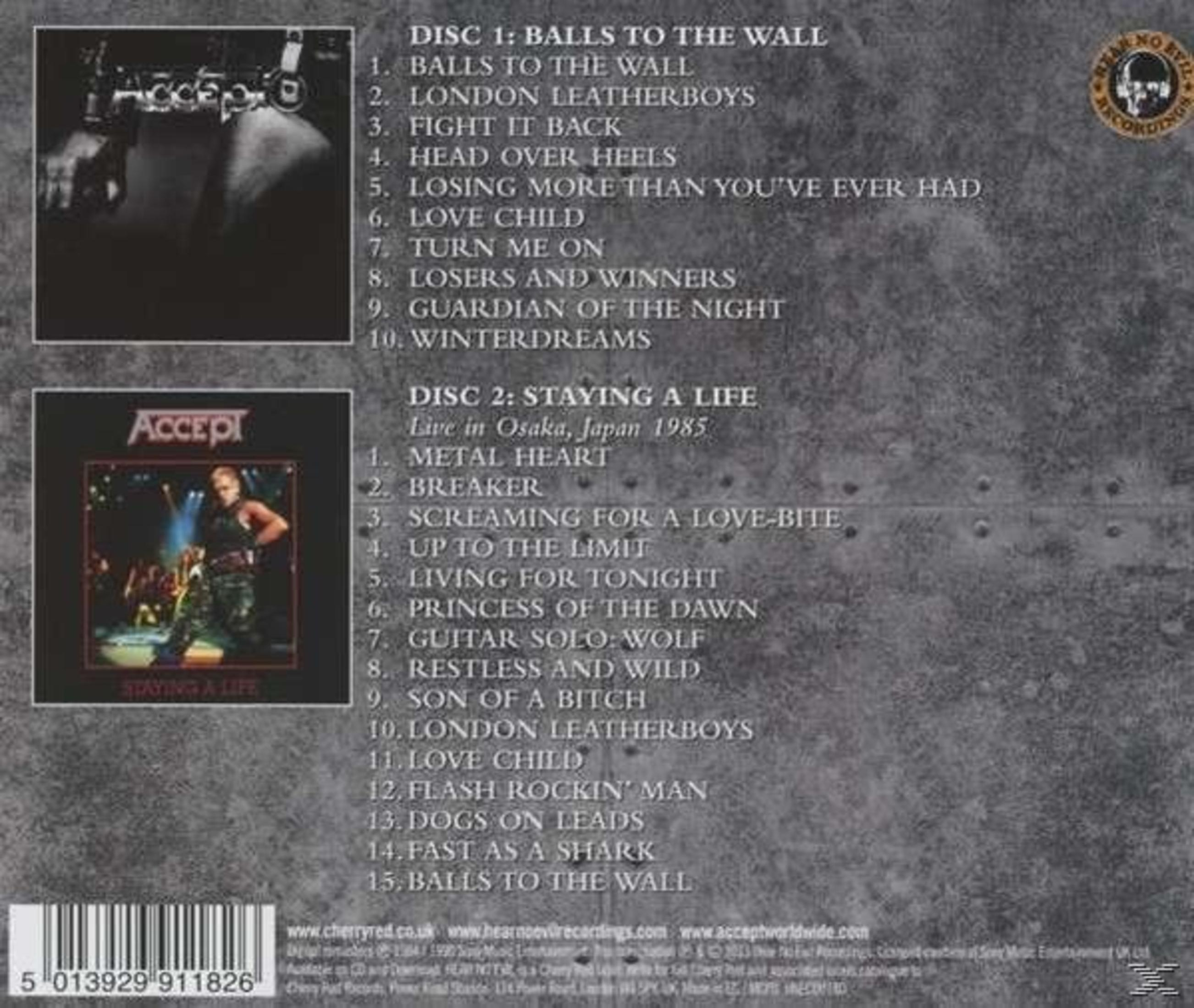 Albumcover mit Titellisten für zwei Discs. Eine Disc trägt den Titel "Balls to the Wall", die andere "Staying a Life".