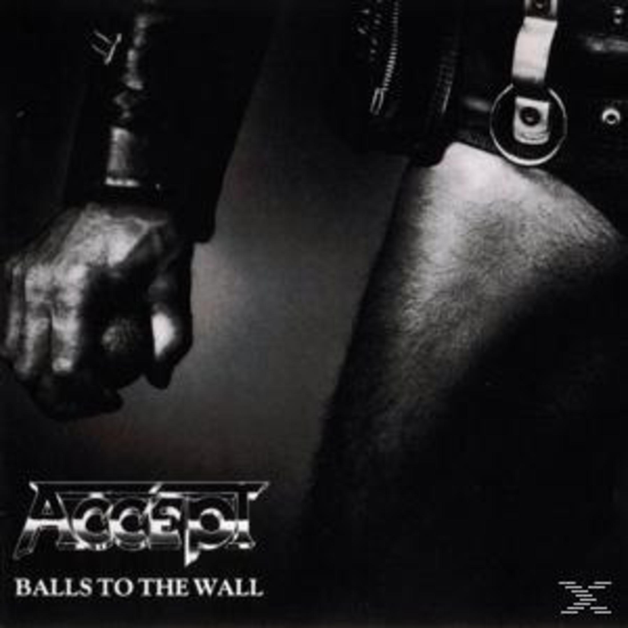 Albumcover, Nahaufnahme einer Hand eines Mannes, ein lederbekleideter Oberschenkel und das Bandlogo. Der Text lautet 'Balls to the Wall'.