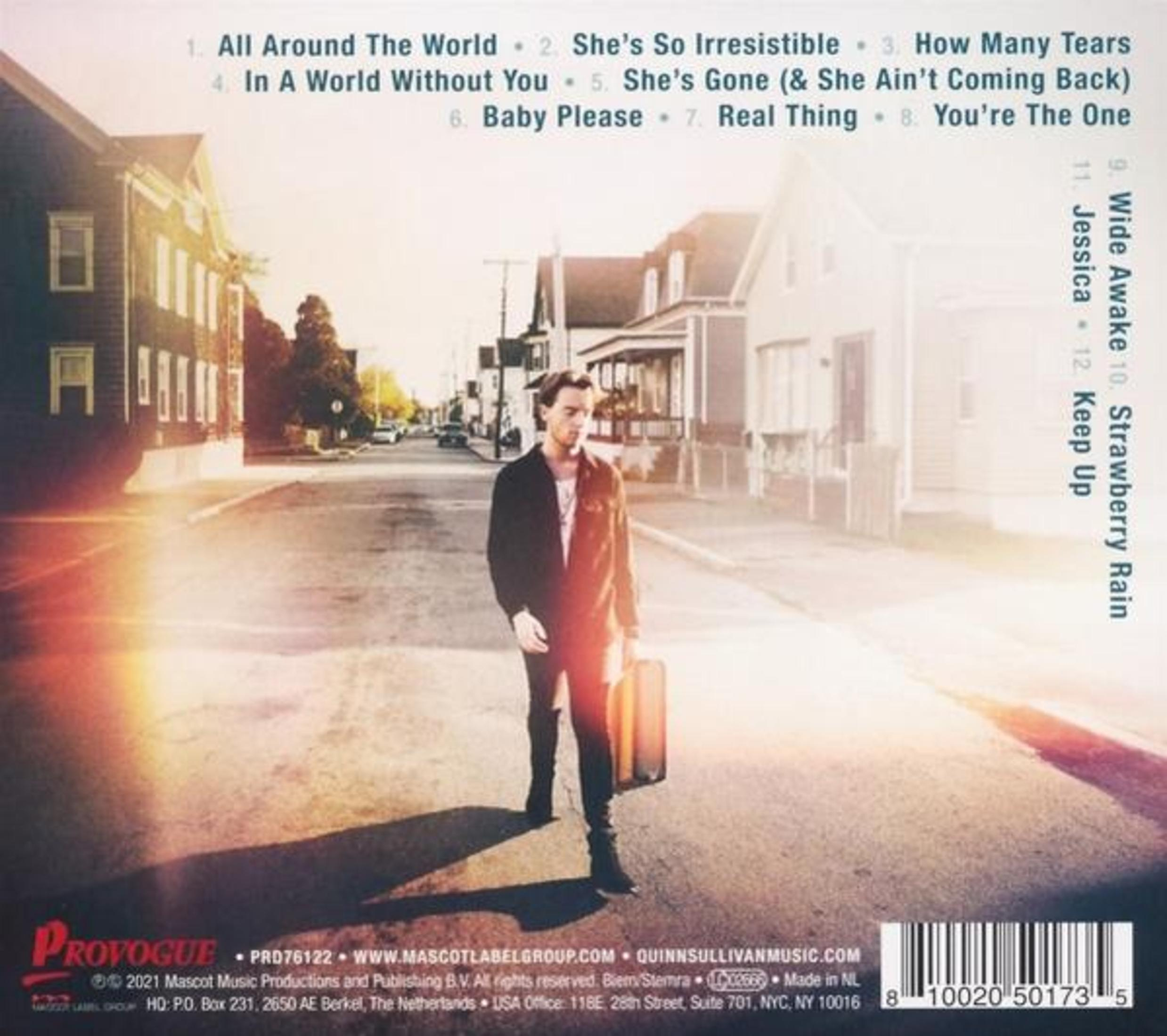 Mann geht mit Koffer die Straße entlang. Albumcover mit Songtiteln und Künstlerinformationen.