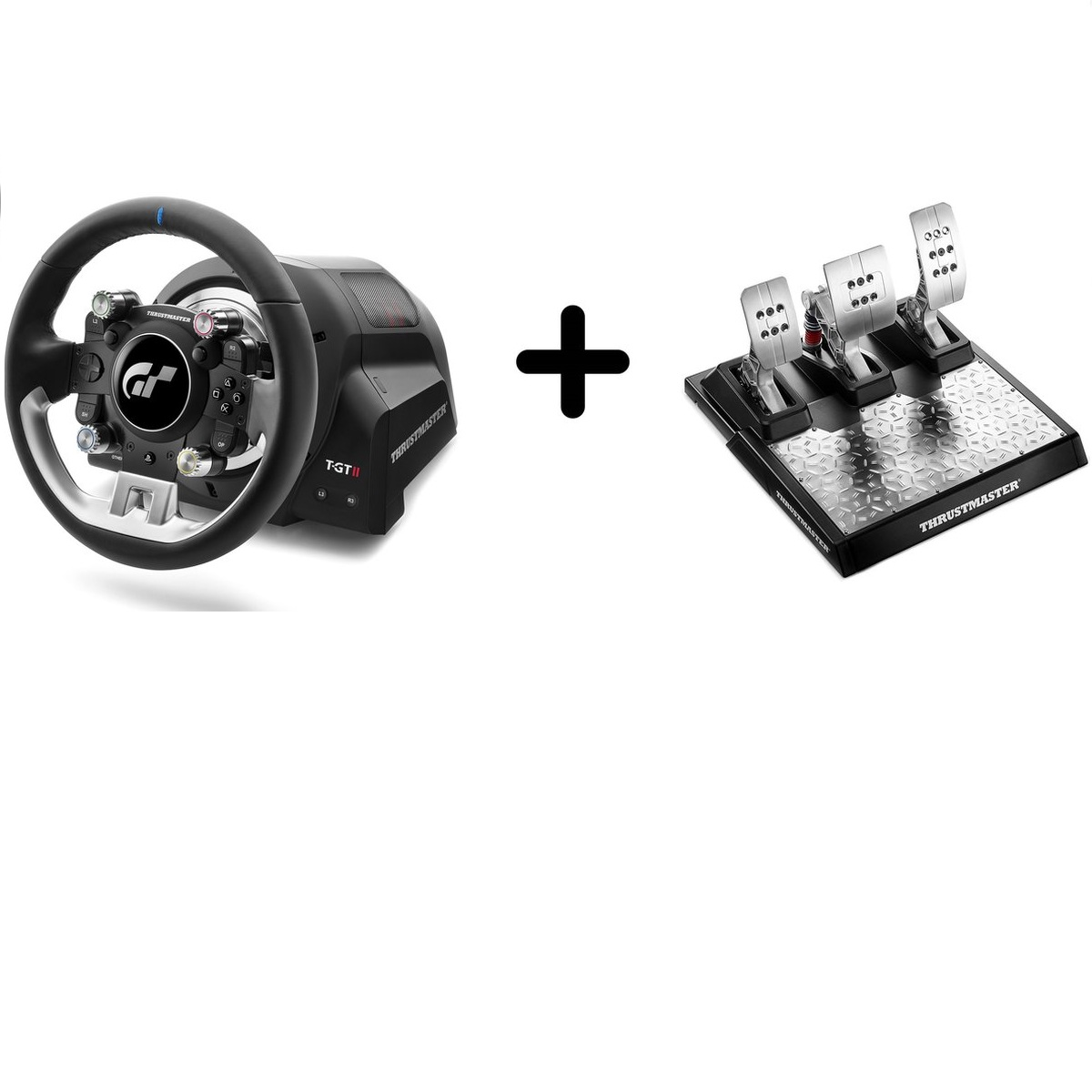 Een racestuur en pedalen. Het stuur is zwart met zilveren accenten. De pedalen zijn zilver en zwart.