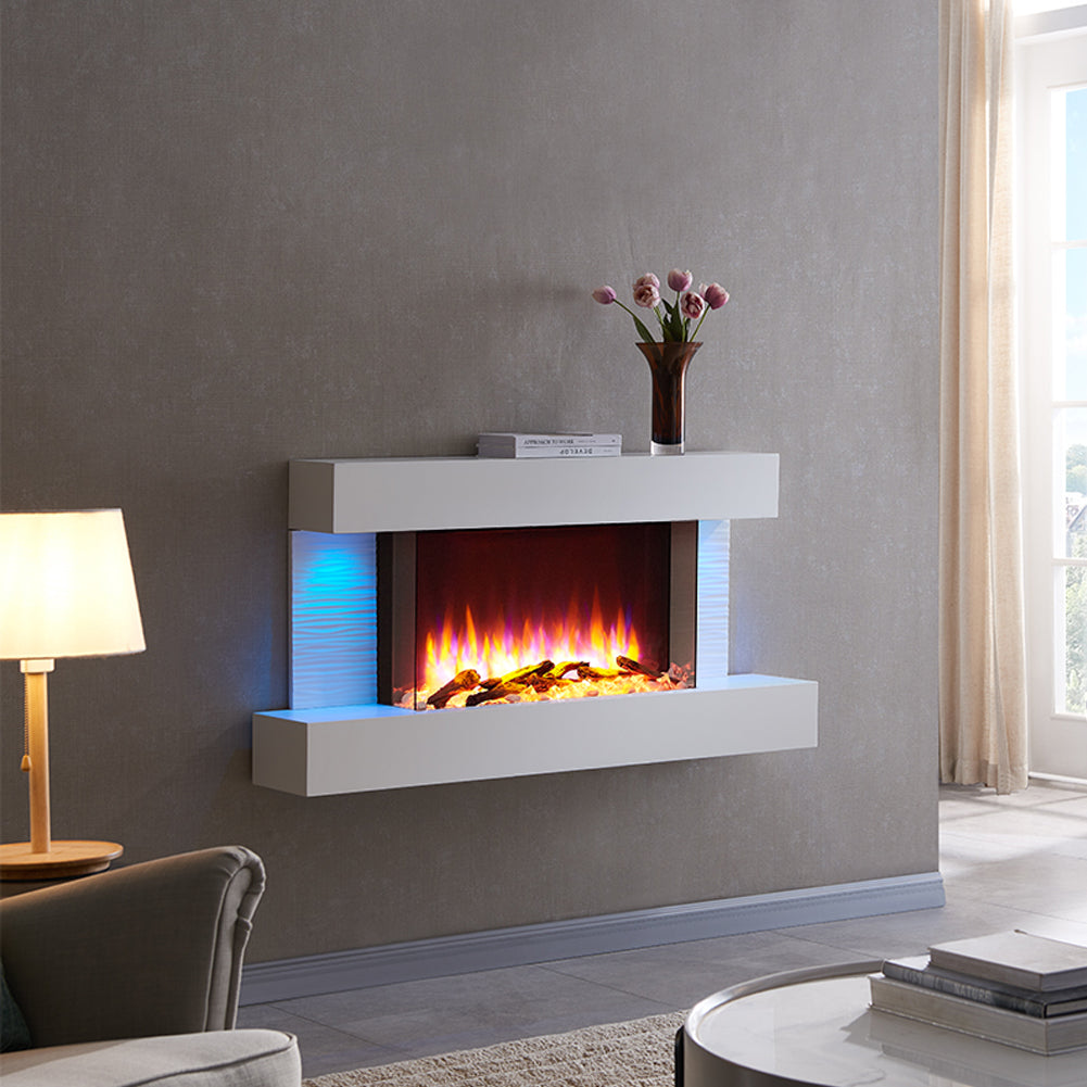 Ein moderner Elektrokamin mit weißem Rahmen. Er hat blaue Lichter und eine Feueranzeige. Eine Vase mit Blumen steht auf dem Kaminsims.