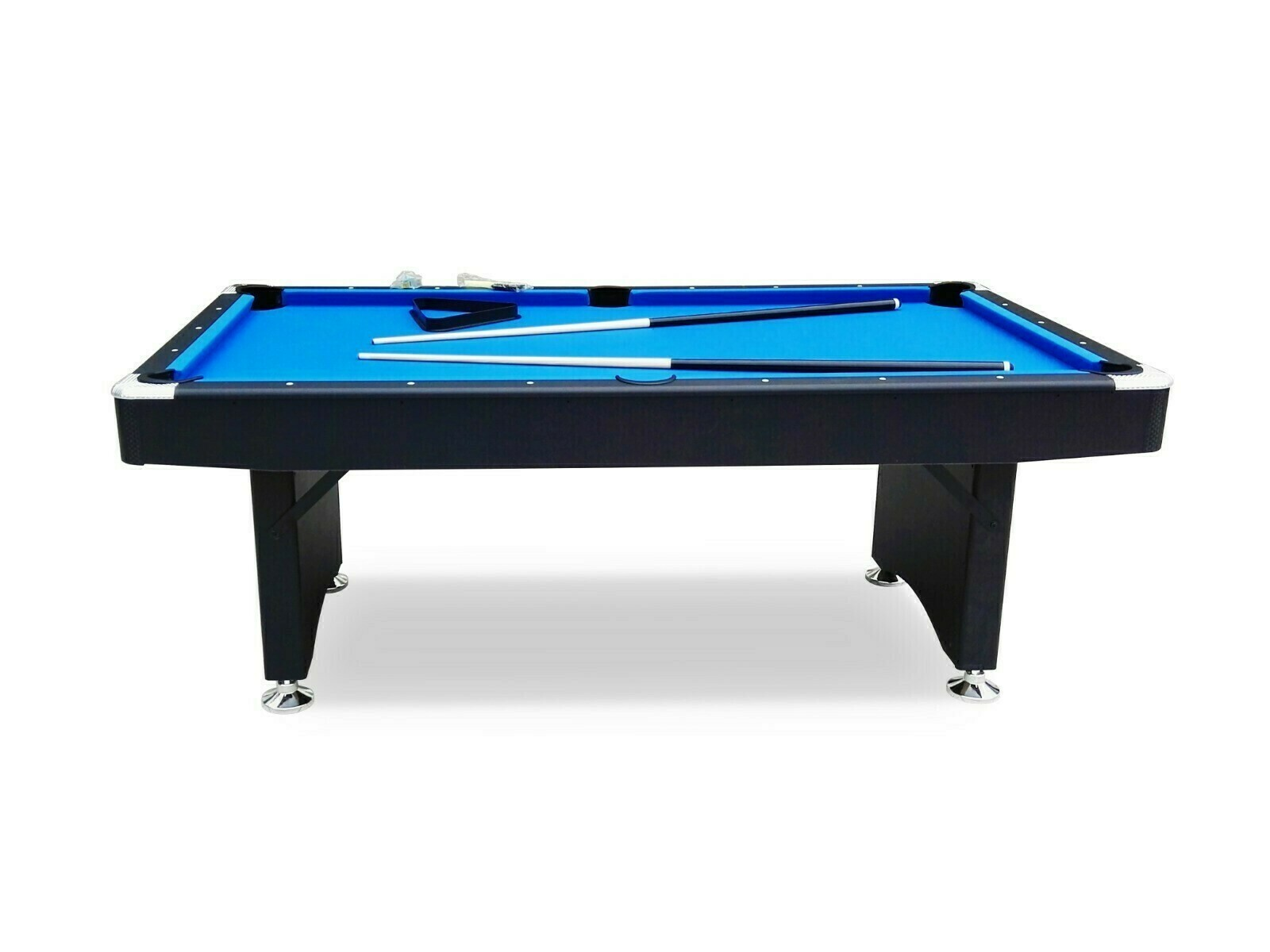 Een pooltafel met blauw vilt, zwart frame en poten. Keuen en een driehoek liggen op de tafel.