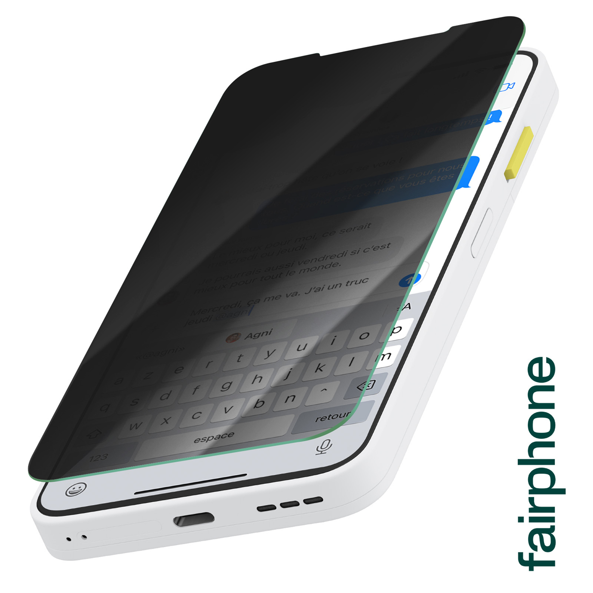 Un Fairphone blanc, écran affichant une discussion avec clavier, filtre de confidentialité et bouton jaune latéral.