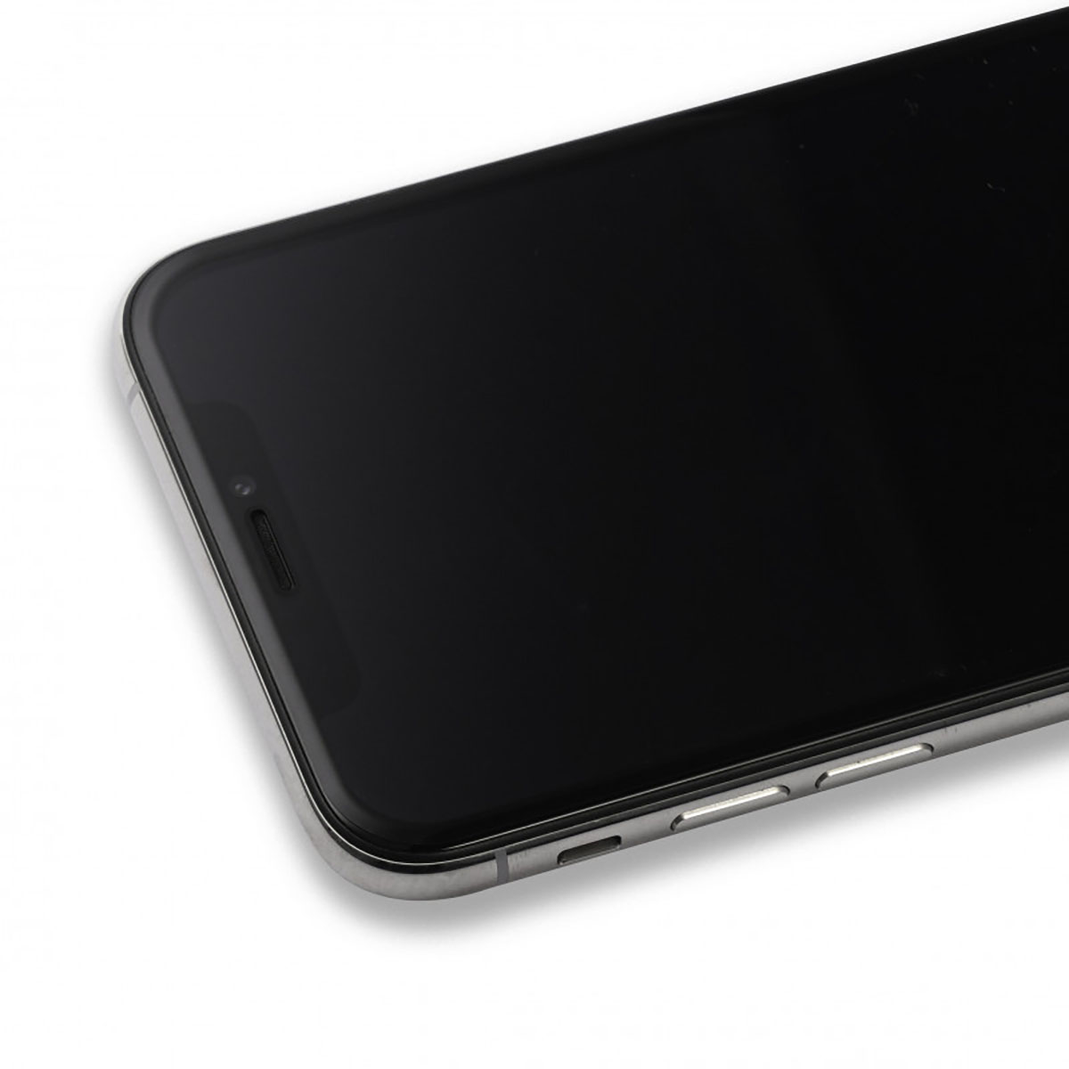 Close-up van een smartphone. Een zwart scherm met zilveren rand op een witte achtergrond. De telefoon staat schuin.