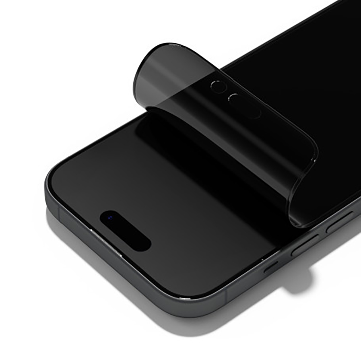 Uno smartphone nero con una protezione schermo parzialmente staccata, che rivela lo schermo. Lo sfondo è bianco.
