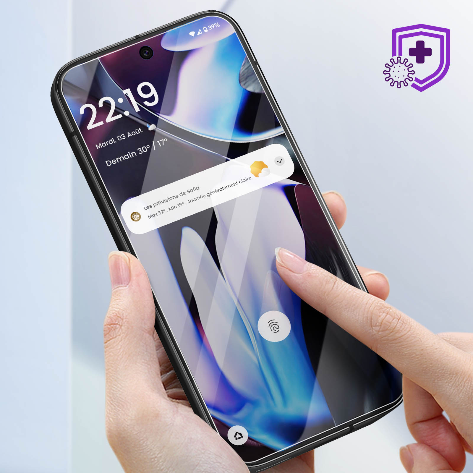 Une main touche l'écran d'un téléphone. L'écran affiche l'heure, la date et les prévisions météo. Une icône de bouclier violet est visible.