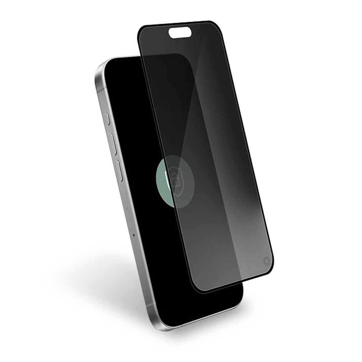 Een smartphone met een schermbeschermer. De telefoon is zilver met een zwart scherm. De beschermer is zwart en iets van de telefoon af.
