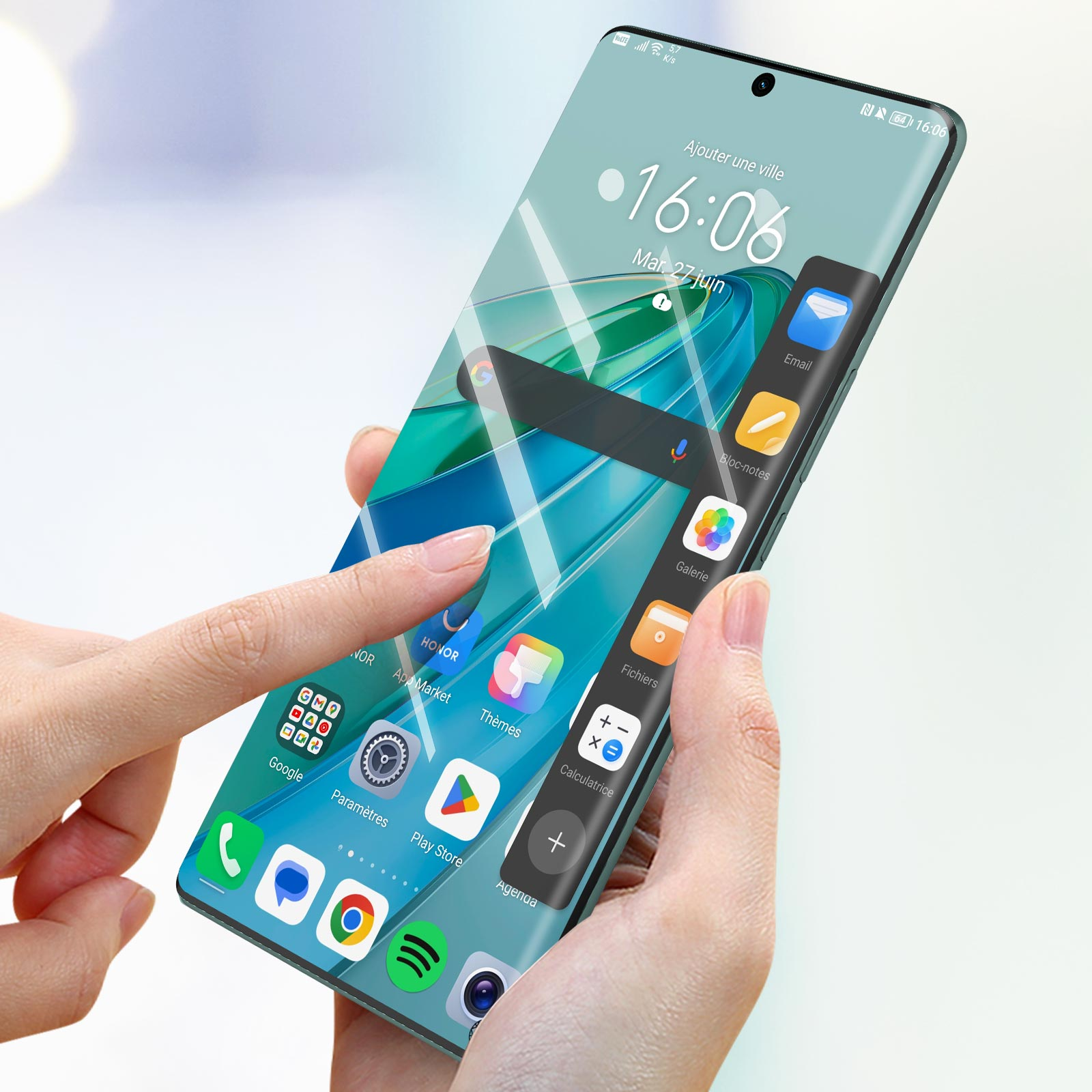 Een hand houdt een smartphone vast met tijd en app-iconen. Een andere vinger raakt het scherm aan.